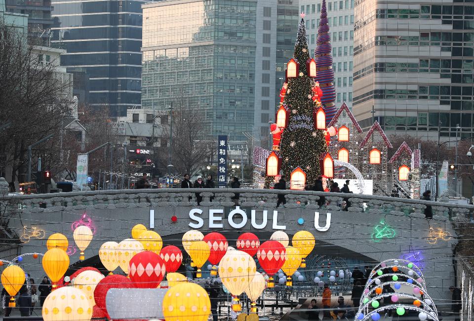 13일 청계광장에서 크리스마스 페스티벌을 알리는 개막행사가 열렸다. 이날 청계광장에 설치된 트리 및 청계천 주변 조형물이 연말 분위기를 물씬 풍기게 한다.