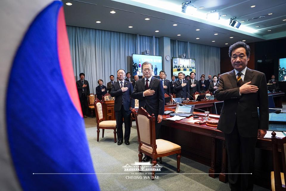 문재인 대통령이 17일 오전 청와대에서 열린 국무회의에서 국무위원들과 국기에 대한 경례를 하고 있다. 
