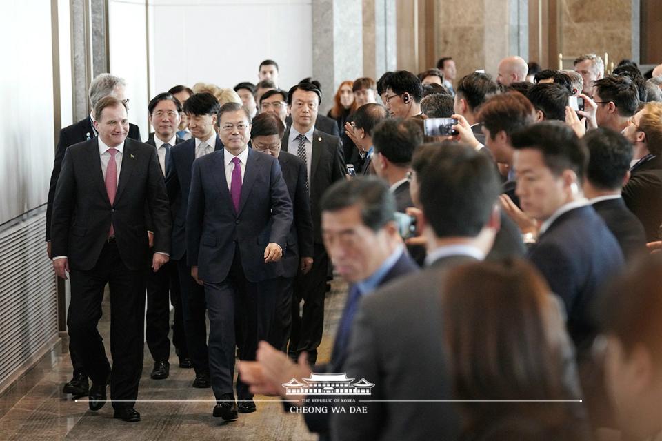 문재인 대통령과 스테판 뢰벤 스웨덴 총리가 18일 서울 송파구 롯데 시그니엘 호텔에서 열린 한국-스웨덴 비즈니스 서밋에 참석하고 있다.
