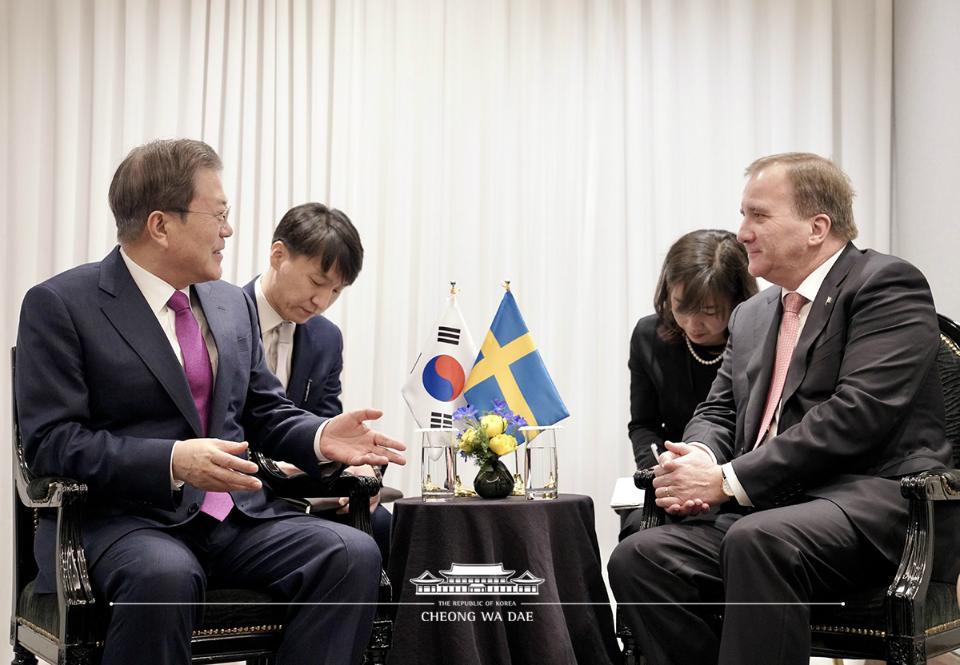 문재인 대통령과 스테판 뢰벤 스웨덴 총리가 18일 서울 송파구 롯데 시그니엘 호텔에서 열린 한국-스웨덴 비즈니스 서밋에 참석해 대화를 나누고 있다. 
