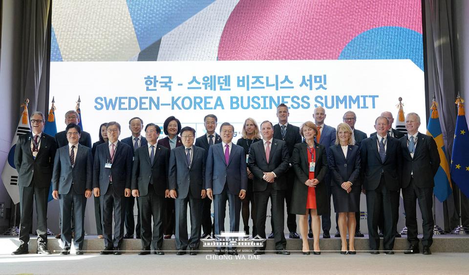 문재인 대통령과 스테판 뢰벤 스웨덴 총리가 18일 서울 송파구 롯데 시그니엘 호텔에서 열린 한국-스웨덴 비즈니스 서밋에서 참석자들과 기념촬영을 하고 있다. 