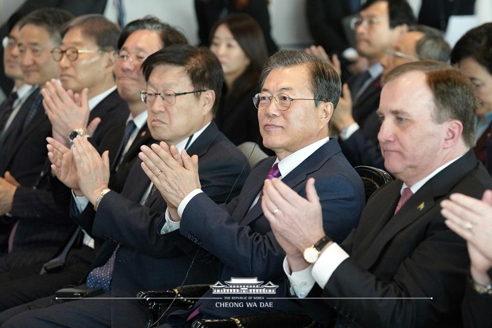 문재인 대통령과 스테판 뢰벤 스웨덴 총리가 18일 서울 송파구 롯데 시그니엘 호텔에서 열린 한국-스웨덴 비즈니스 서밋에 참석해 박수를 치고 있다. 
