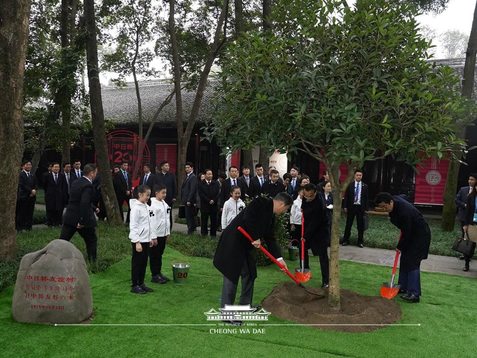 문재인 대통령과 아베 총리, 리커창 총리가 24일(현지시간) 중국 쓰촨성 청두 두보초당에서 한중일 협력 20주년 기념식수를 하고 있다. 