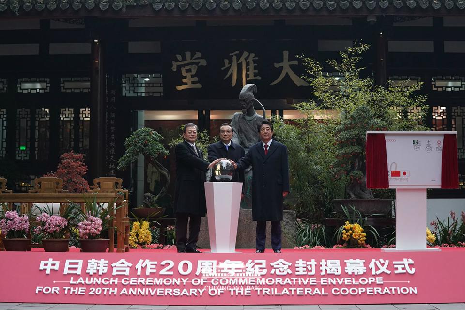 문재인 대통령과 리커창 중국 국무원 총리, 아베 신조 일본 총리가 24일 중국 쓰촨성 청두 두보초당에서 한중일 협력 20주년 기념 제막식을 하고 있다. 