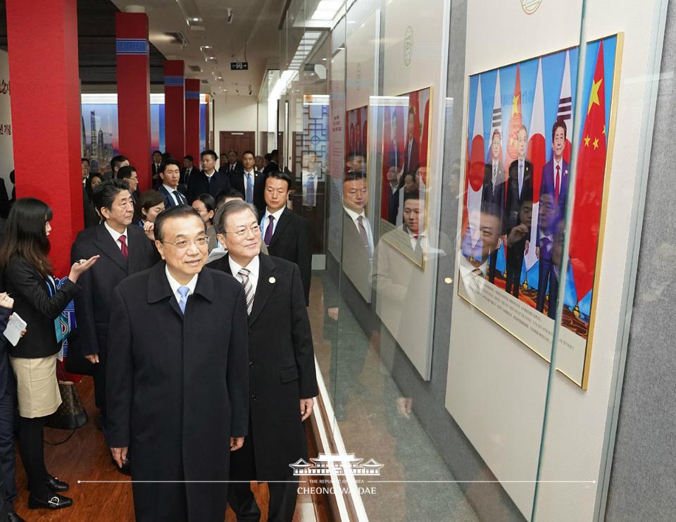 문재인 대통령과 아베 총리, 리커창 총리가 24일(현지시간) 중국 쓰촨성 청두 두보초당에서 한중일 협력 20주년 사진을 관람하고 있다. 
