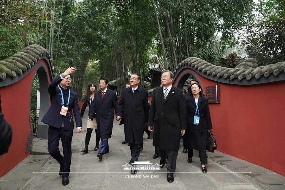 문재인 대통령과 아베 총리, 리커창 총리가 24일(현지시간) 중국 쓰촨성 청두 두보초당을 관람하고 있다.
