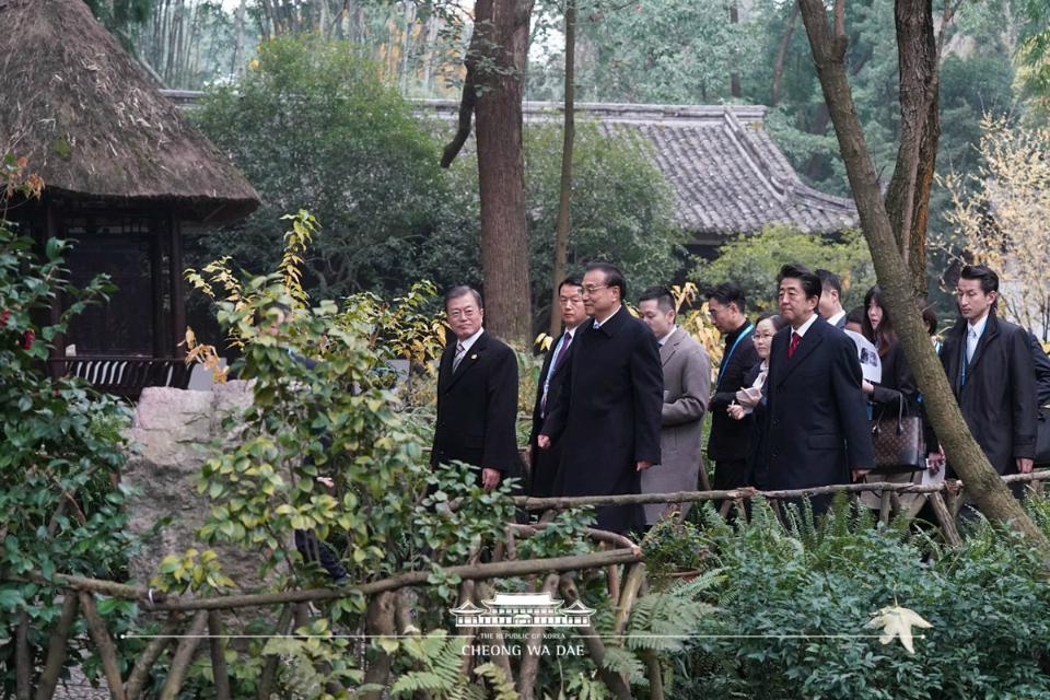 문재인 대통령과 아베 총리, 리커창 총리가 24일(현지시간) 중국 쓰촨성 청두 두보초당을 관람하고 있다.