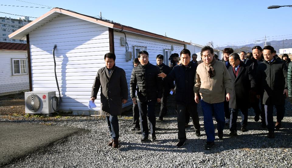 이낙연 국무총리가 12월 28일 경북 포항 흥해읍 지진 이재민 이주단지를 방문, 이재민들이 거주하는 조립식 임시주택을 둘러보고 있다.