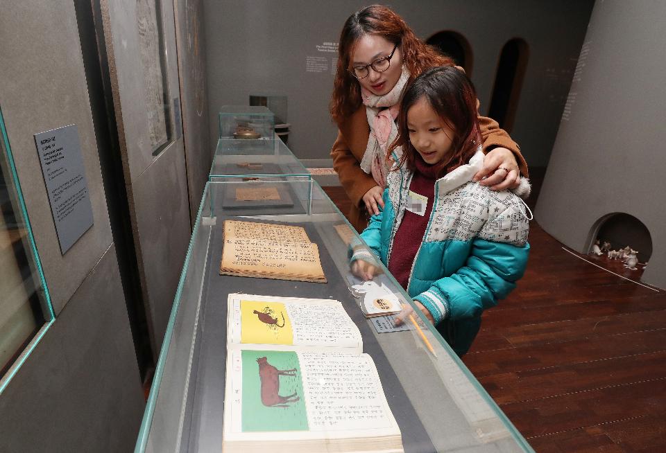 <p>2020년 경자년 쥐띠 해를 맞아 서울 국립민속박물관에서 특별 전시가 열려 관람객들이 관람을 하고 있다. 전시는 오는 3월 1일까지 계속된다.</p>