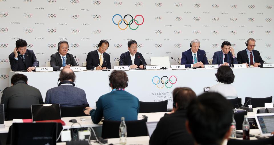 박양우 문화체육관광부 장관이 10일 제135회 국제올림픽위원회(IOC) 총회가 열린 스위스 로잔 스위스 테크 컨벤션 센터(STCC)에서 2024 동계청소년올림픽의 강원도 개최가 확정된 뒤 기자회견을 하고 있다.