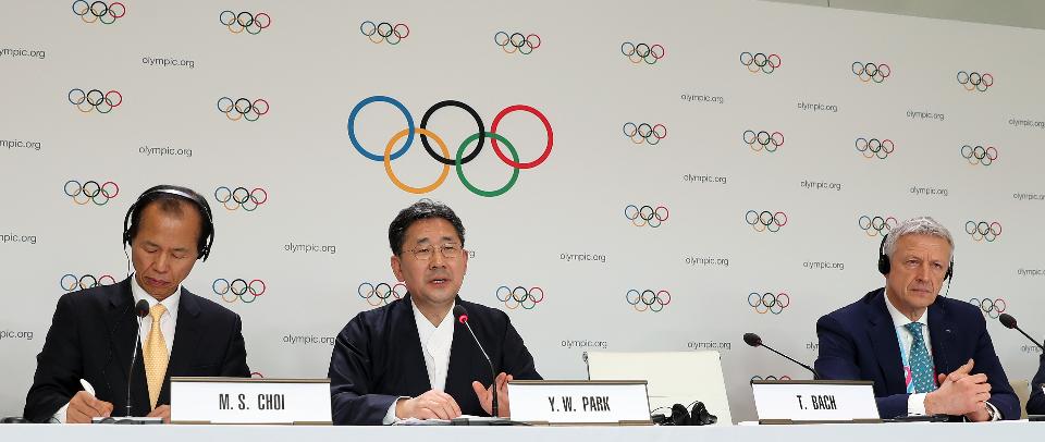 박양우 문화체육관광부 장관이 10일 제135회 국제올림픽위원회(IOC) 총회가 열린 스위스 로잔 스위스 테크 컨벤션 센터(STCC)에서 2024 동계청소년올림픽의 강원도 개최가 확정된 뒤 기자회견을 하고 있다.