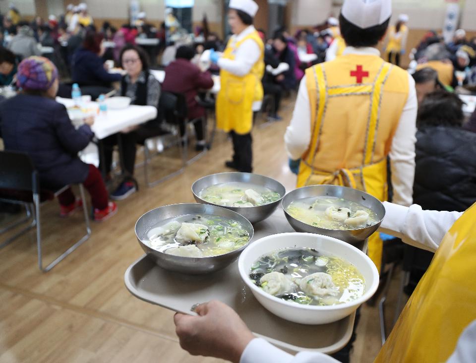 <p>15일 다가오는 설을 맞아 대한적십자사 구로지구 봉사자들이 신도림동 주민센터에서 인근 지역 어르신 100여 분을 모시고 떡국 나눔 봉사활동을 하고 있다. 이날 봉사자들이 떡국과 함께 드실 잡채와 전 등 밑반찬을 따뜻한 맘을 담아 즐겁게 만들었다.</p>
