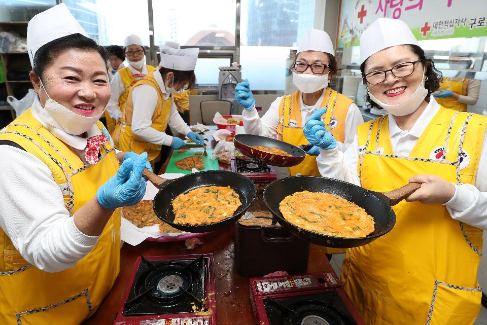<p>15일 다가오는 설을 맞아 대한적십자사 구로지구 봉사자들이 신도림동 주민센터에서 인근 지역 어르신 100여 분을 모시고 떡국 나눔 봉사활동을 하고 있다. 이날 봉사자들이 떡국과 함께 드실 잡채와 전 등 밑반찬을 따뜻한 맘을 담아 즐겁게 만들었다.</p>