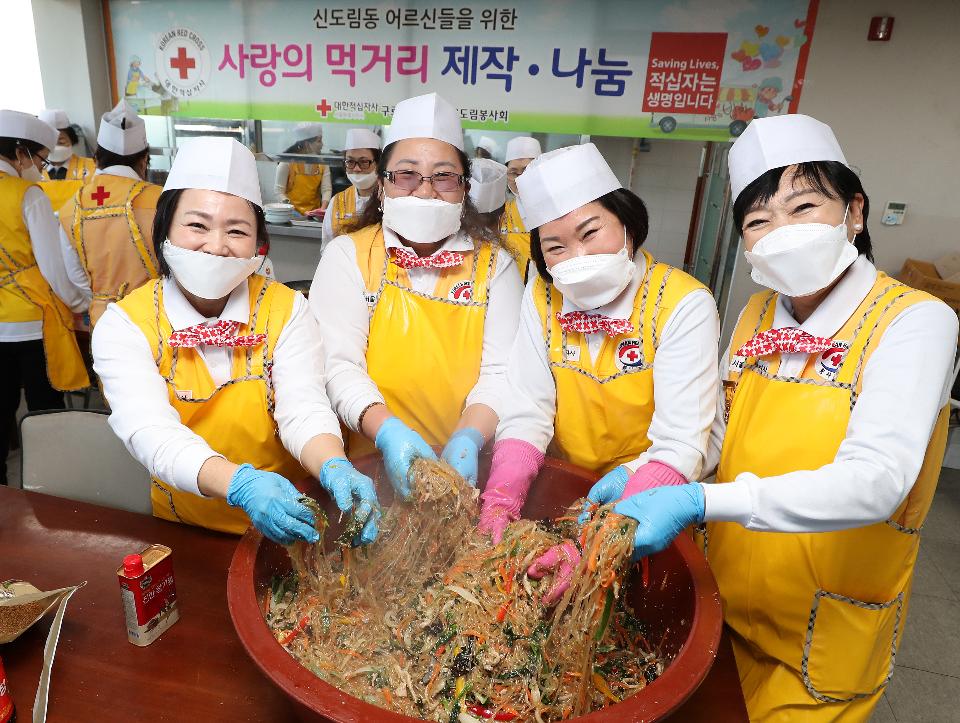 <p>15일 다가오는 설을 맞아 대한적십자사 구로지구 봉사자들이 신도림동 주민센터에서 인근 지역 어르신 100여 분을 모시고 떡국 나눔 봉사활동을 하고 있다. 이날 봉사자들이 떡국과 함께 드실 잡채와 전 등 밑반찬을 따뜻한 맘을 담아 즐겁게 만들었다.</p>