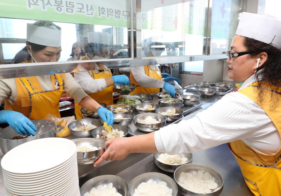 <p>15일 다가오는 설을 맞아 대한적십자사 구로지구 봉사자들이 신도림동 주민센터에서 인근 지역 어르신 100여 분을 모시고 떡국 나눔 봉사활동을 하고 있다. 이날 봉사자들이 떡국과 함께 드실 잡채와 전 등 밑반찬을 따뜻한 맘을 담아 즐겁게 만들었다.</p>