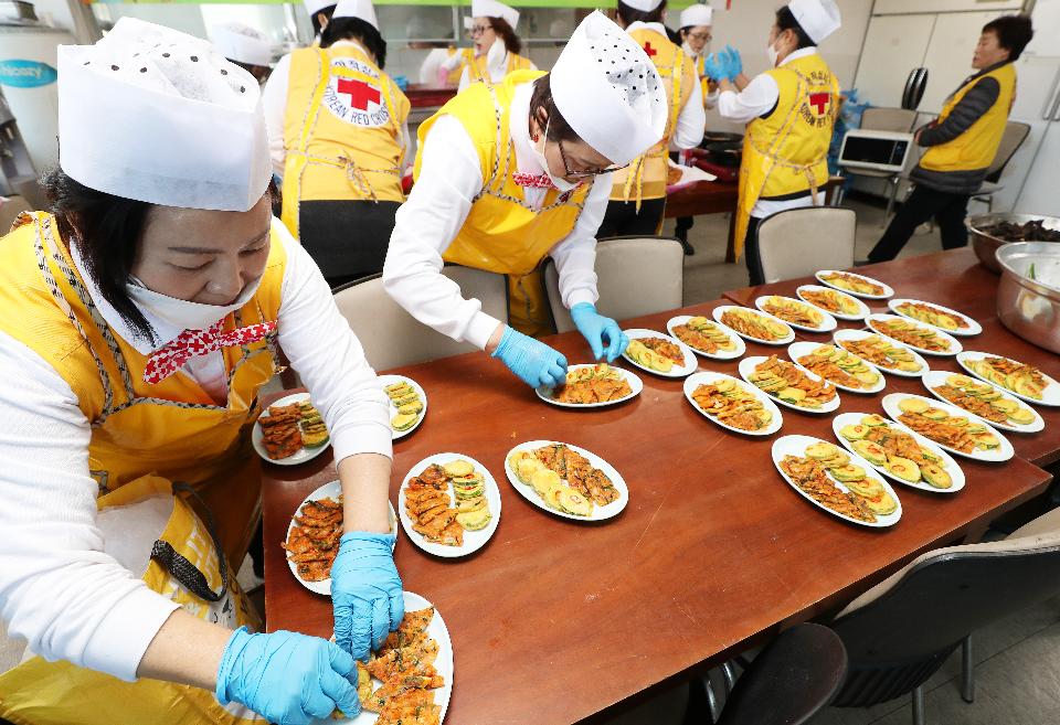 <p>15일 다가오는 설을 맞아 대한적십자사 구로지구 봉사자들이 신도림동 주민센터에서 인근 지역 어르신 100여 분을 모시고 떡국 나눔 봉사활동을 하고 있다. 이날 봉사자들이 떡국과 함께 드실 잡채와 전 등 밑반찬을 따뜻한 맘을 담아 즐겁게 만들었다.</p>
