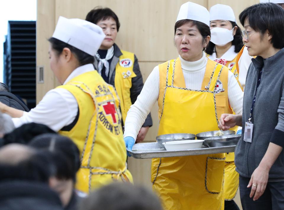 <p>15일 다가오는 설을 맞아 대한적십자사 구로지구 봉사자들이 신도림동 주민센터에서 인근 지역 어르신 100여 분을 모시고 떡국 나눔 봉사활동을 하고 있다. 이날 봉사자들이 떡국과 함께 드실 잡채와 전 등 밑반찬을 따뜻한 맘을 담아 즐겁게 만들었다.</p>