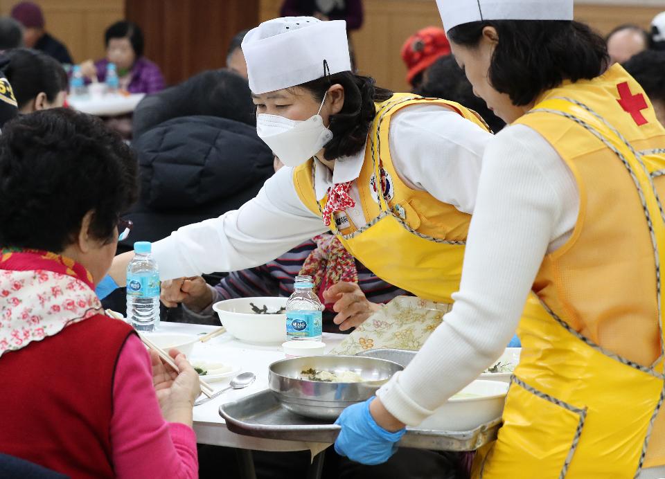 <p>15일 다가오는 설을 맞아 대한적십자사 구로지구 봉사자들이 신도림동 주민센터에서 인근 지역 어르신 100여 분을 모시고 떡국 나눔 봉사활동을 하고 있다. 이날 봉사자들이 떡국과 함께 드실 잡채와 전 등 밑반찬을 따뜻한 맘을 담아 즐겁게 만들었다.</p>
