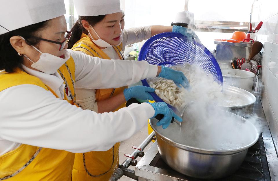 <p>15일 다가오는 설을 맞아 대한적십자사 구로지구 봉사자들이 신도림동 주민센터에서 인근 지역 어르신 100여 분을 모시고 떡국 나눔 봉사활동을 하고 있다. 이날 봉사자들이 떡국과 함께 드실 잡채와 전 등 밑반찬을 따뜻한 맘을 담아 즐겁게 만들었다.</p>
