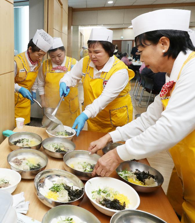 <p>15일 다가오는 설을 맞아 대한적십자사 구로지구 봉사자들이 신도림동 주민센터에서 인근 지역 어르신 100여 분을 모시고 떡국 나눔 봉사활동을 하고 있다. 이날 봉사자들이 떡국과 함께 드실 잡채와 전 등 밑반찬을 따뜻한 맘을 담아 즐겁게 만들었다.</p>
