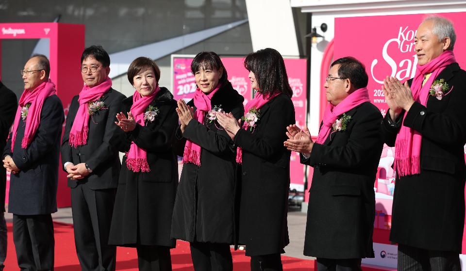 16일 서울 동대문 두타몰광장에 설치된 웰컴센터에서 문화체육관광부와 한국방문위원회가 주최하는 ‘2020 코리아그랜드세일 개막식’이 열렸다. 이 행사는 1월 16일부터 2월 29일까지이며 개막식에는 최윤희 문체부 차관, 관광관련 참여 업체 대표, 외국인관광객 등 유관기관 관계자들이 참여했다.