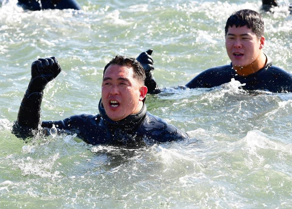 <p>해군 해난구조전대 심해잠수사들이 15일 경남 창원시 진해 앞바다에서 핀 마스크 수영훈련을 하고 있다. 해난구조전대는 16일까지 진해 군항 일대에서 강인한 정신력과 체력을 기르는 데 중점을 두고 혹한기 내한훈련을 할 예정이다.</p>