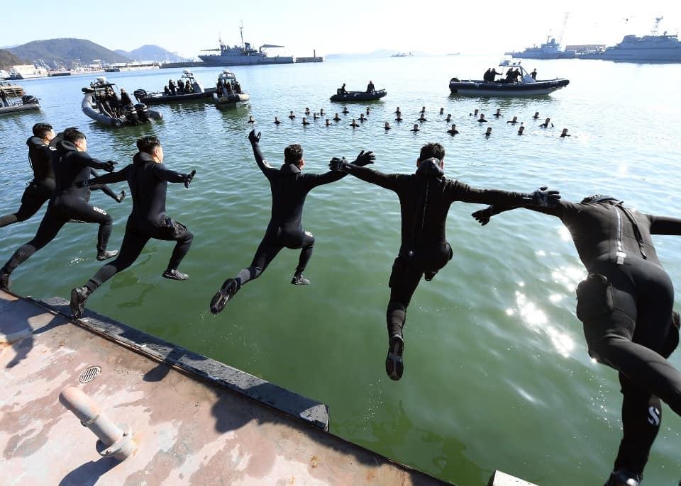 <p>해군 해난구조전대 심해잠수사들이 15일 경남 창원시 진해 앞바다에서 핀 마스크 수영훈련을 하고 있다. 해난구조전대는 16일까지 진해 군항 일대에서 강인한 정신력과 체력을 기르는 데 중점을 두고 혹한기 내한훈련을 할 예정이다.</p>