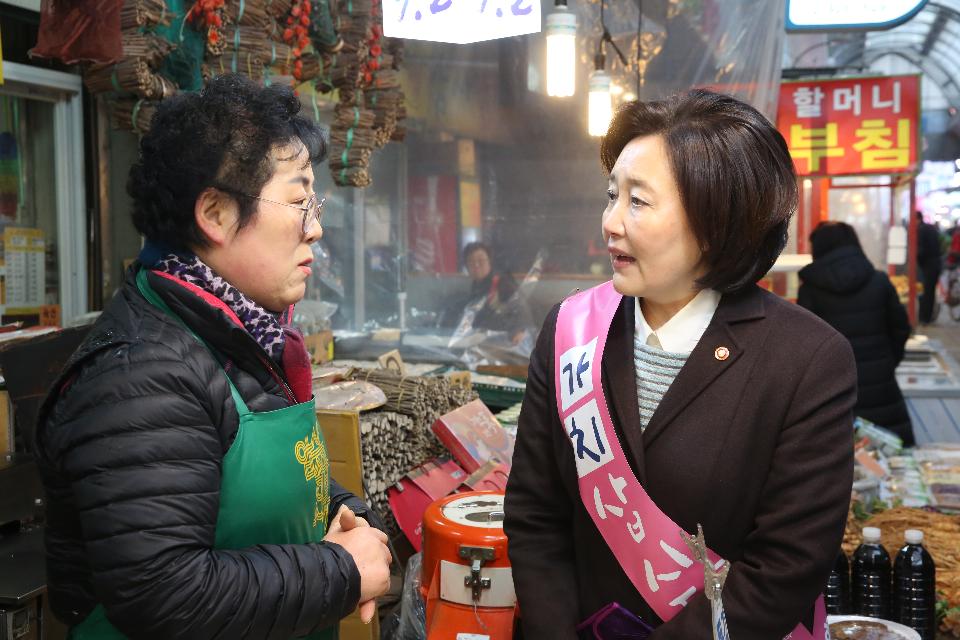 박영선 중소벤처기업부 장관이 16일 서울 강동구 암사종합시장을 방문해 시장 상인들과 인사를 나누고 있다.
