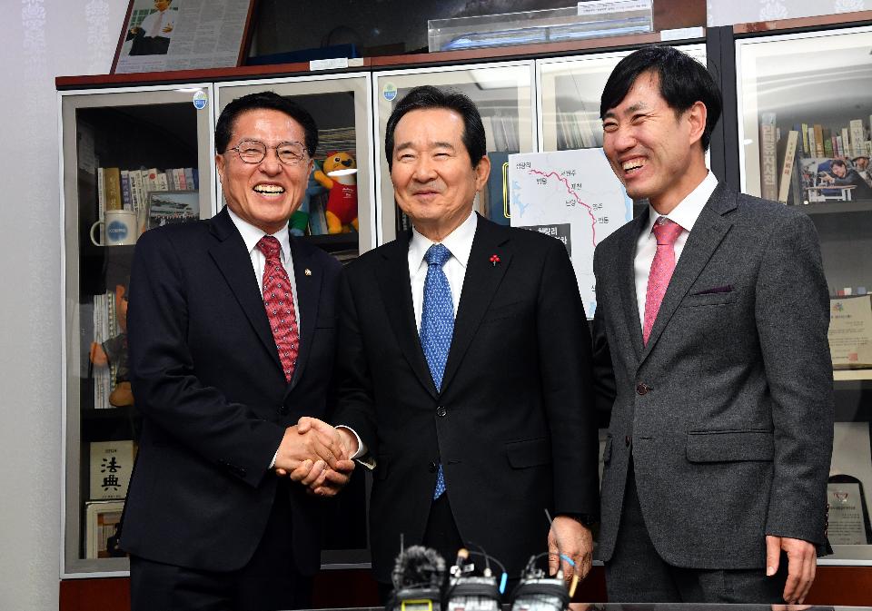 <p>정세균 국무총리가 15일 여의도 국회에서 하태경 새로운보수당 책임대표 및 정운천 공동대표를 예방, 인사 및 환담을 나누고 있다.&nbsp;</p>