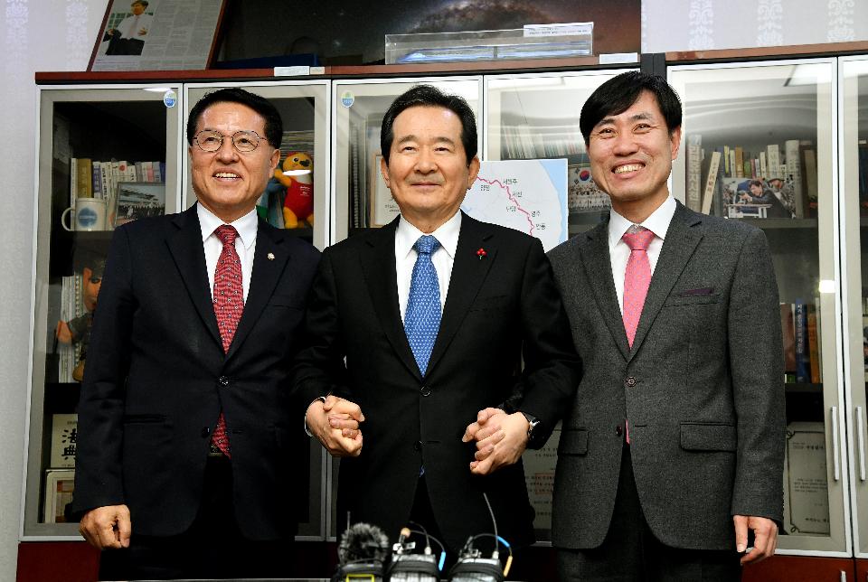 <p>정세균 국무총리가 15일 여의도 국회에서 하태경 새로운보수당 책임대표 및 정운천 공동대표를 예방, 인사 및 환담을 나누고 있다.&nbsp;</p>