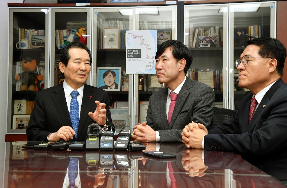 <p>정세균 국무총리가 15일 여의도 국회에서 하태경 새로운보수당 책임대표 및 정운천 공동대표를 예방, 인사 및 환담을 나누고 있다.&nbsp;</p>