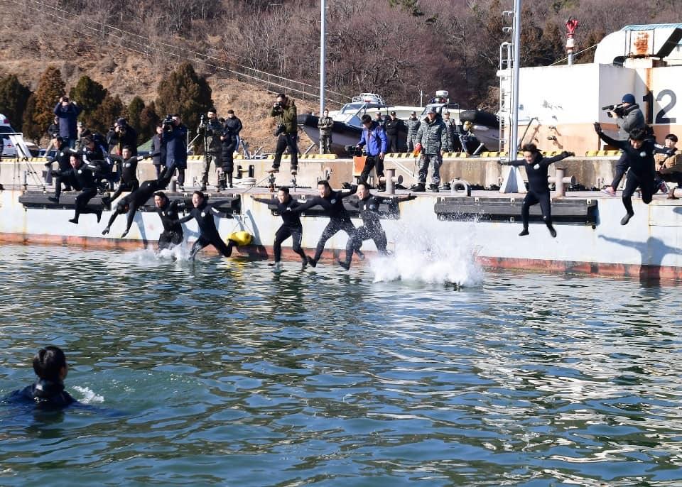 <p>해군 해난구조전대 심해잠수사들이 15일 경남 창원시 진해 앞바다에서 핀 마스크 수영훈련을 하고 있다. 해난구조전대는 16일까지 진해 군항 일대에서 강인한 정신력과 체력을 기르는 데 중점을 두고 혹한기 내한훈련을 할 예정이다.</p>