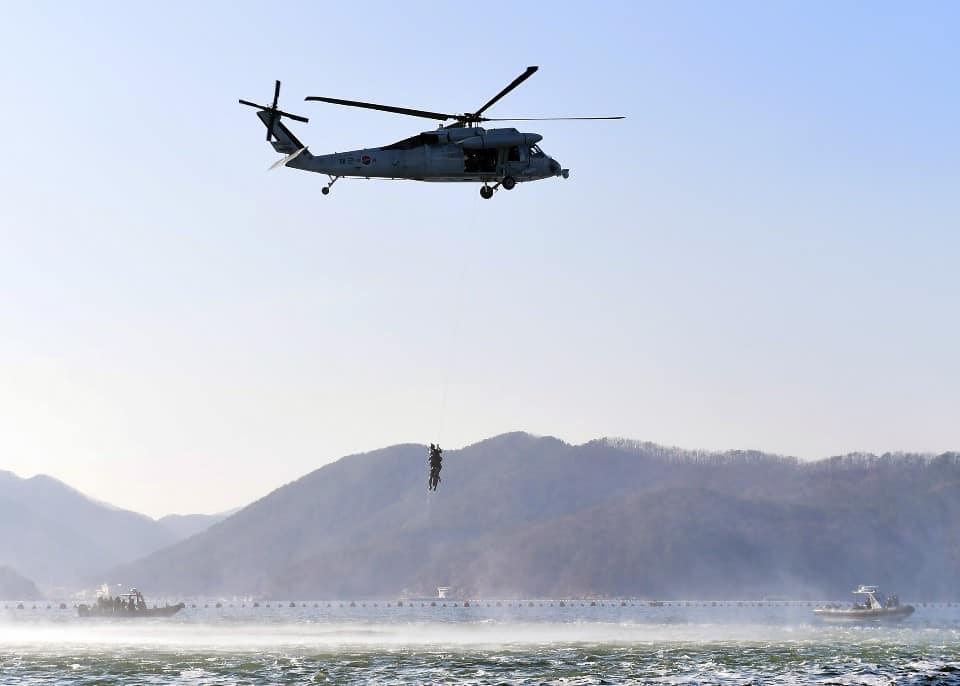 <p>해군 해난구조전대 심해잠수사들이 15일 경남 창원시 진해 앞바다에서 핀 마스크 수영훈련을 하고 있다. 해난구조전대는 16일까지 진해 군항 일대에서 강인한 정신력과 체력을 기르는 데 중점을 두고 혹한기 내한훈련을 할 예정이다.</p>