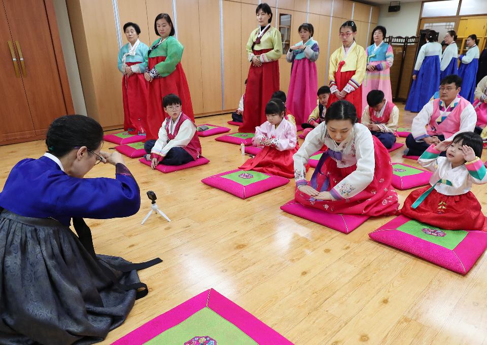 설이 일주일 앞으로 다가온 18일, 가족단위 참석자들이 대전평생학습관에서 운영하는 ‘가족이 함께하는 전통 세시풍속 체험교실’에 참여해 세배, 차례상 차리기 등 예절교육을 받고 있다.  