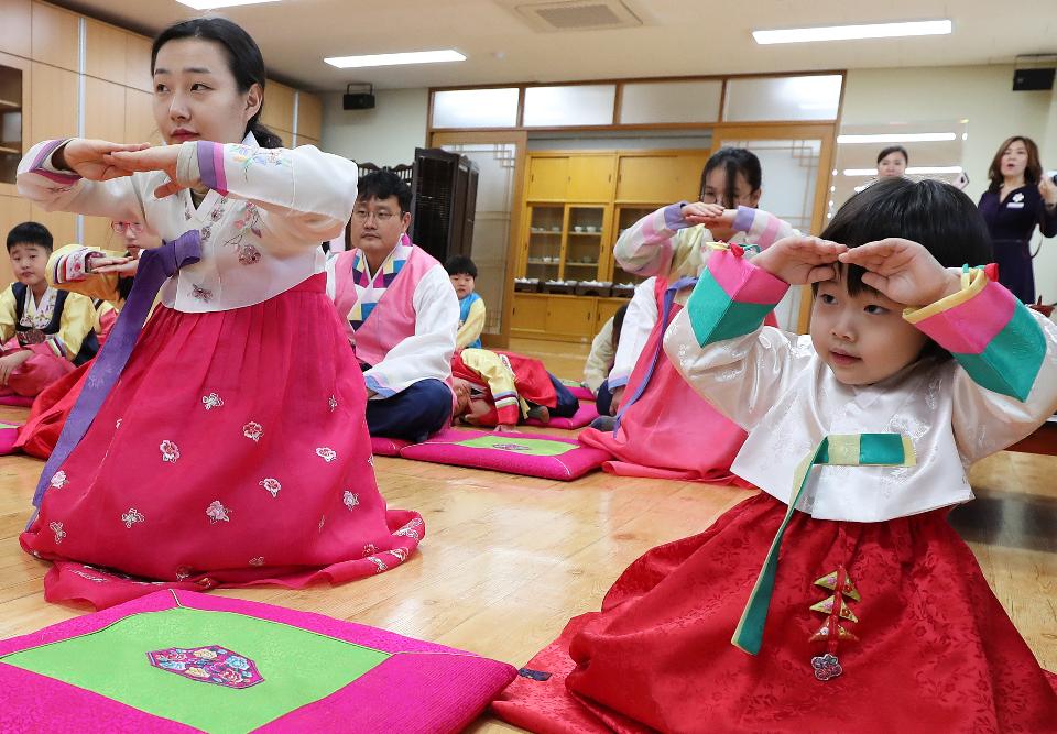 설이 일주일 앞으로 다가온 18일, 가족단위 참석자들이 대전평생학습관에서 운영하는 ‘가족이 함께하는 전통 세시풍속 체험교실’에 참여해 세배, 차례상 차리기 등 예절교육을 받고 있다.  