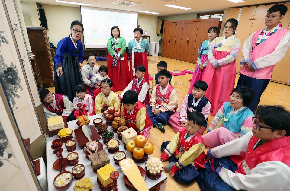 설이 일주일 앞으로 다가온 18일, 가족단위 참석자들이 대전평생학습관에서 운영하는 ‘가족이 함께하는 전통 세시풍속 체험교실’에 참여해 세배, 차례상 차리기 등 예절교육을 받고 있다.  