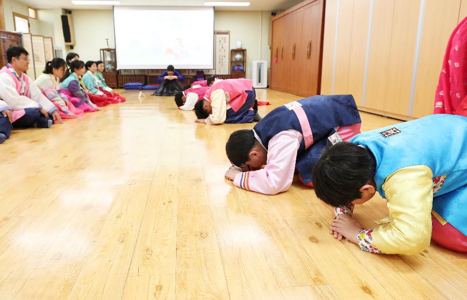 설이 일주일 앞으로 다가온 18일, 가족단위 참석자들이 대전평생학습관에서 운영하는 ‘가족이 함께하는 전통 세시풍속 체험교실’에 참여해 세배, 차례상 차리기 등 예절교육을 받고 있다.  