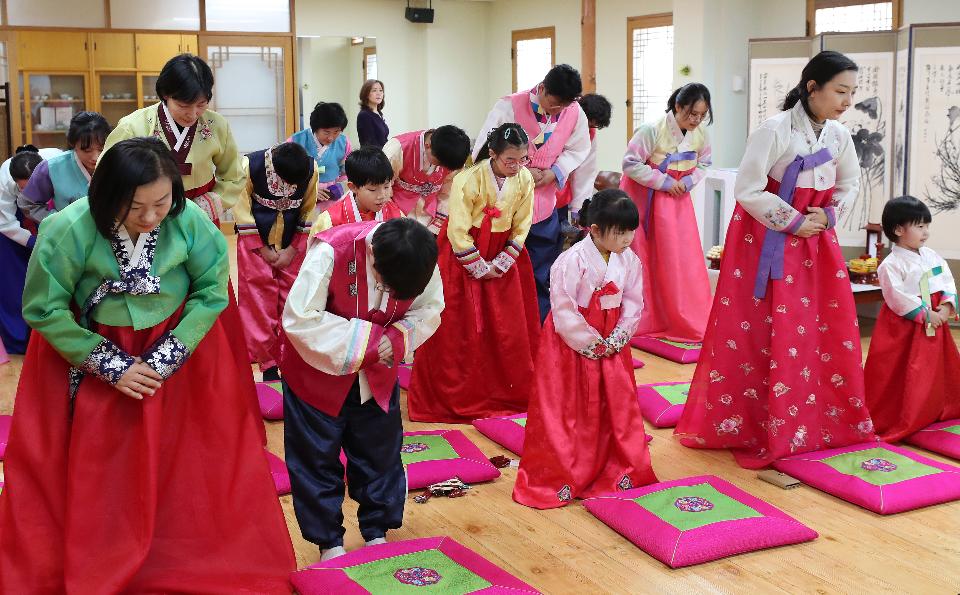 설이 일주일 앞으로 다가온 18일, 가족단위 참석자들이 대전평생학습관에서 운영하는 ‘가족이 함께하는 전통 세시풍속 체험교실’에 참여해 세배, 차례상 차리기 등 예절교육을 받고 있다.  