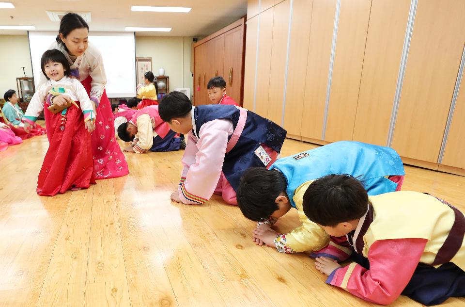 설이 일주일 앞으로 다가온 18일, 가족단위 참석자들이 대전평생학습관에서 운영하는 ‘가족이 함께하는 전통 세시풍속 체험교실’에 참여해 세배, 차례상 차리기 등 예절교육을 받고 있다.  