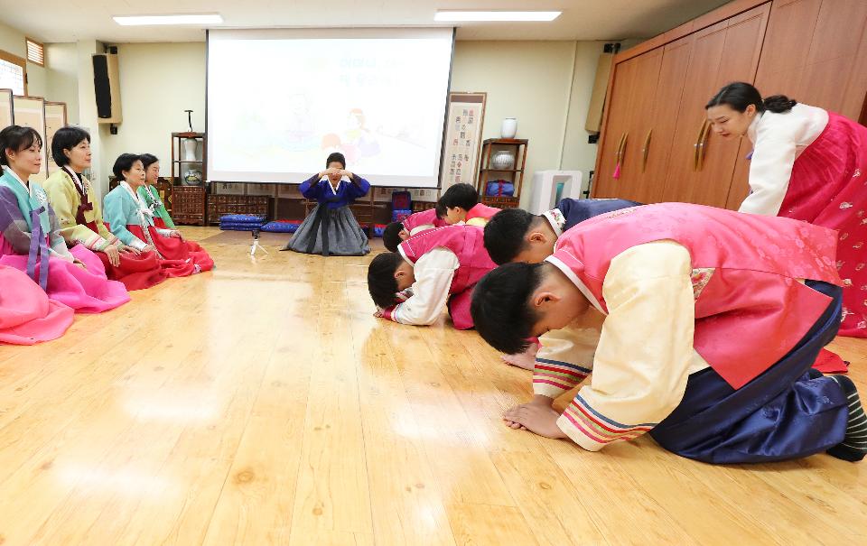 설이 일주일 앞으로 다가온 18일, 가족단위 참석자들이 대전평생학습관에서 운영하는 ‘가족이 함께하는 전통 세시풍속 체험교실’에 참여해 세배, 차례상 차리기 등 예절교육을 받고 있다.  