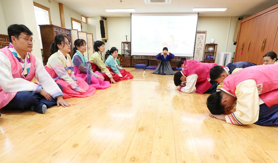 설이 일주일 앞으로 다가온 18일, 가족단위 참석자들이 대전평생학습관에서 운영하는 ‘가족이 함께하는 전통 세시풍속 체험교실’에 참여해 세배, 차례상 차리기 등 예절교육을 받고 있다.  