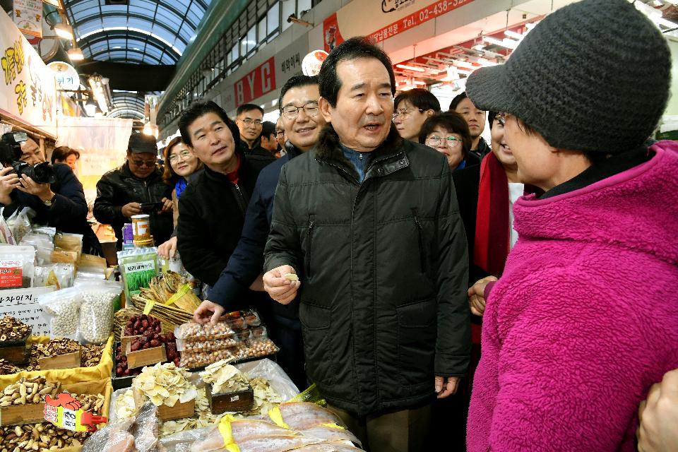 <p>정세균 국무총리가 18일 중랑구 우림골목시장을 방문, 설 맞이 물가를 점검하며 상인과 담소를 나누고 있다. </p>