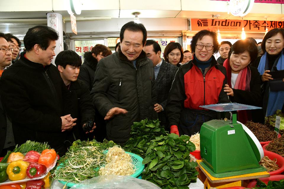 <p>정세균 국무총리가 18일 중랑구 우림골목시장을 방문, 설 맞이 물가를 점검하며 상인과 담소를 나누고 있다. </p>