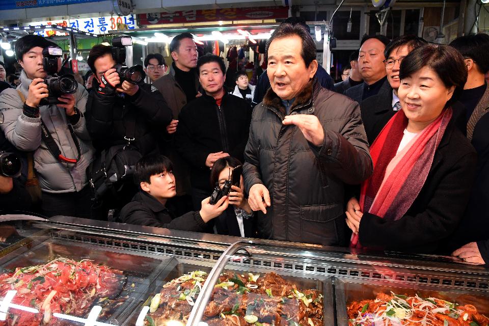 <p>정세균 국무총리가 18일 중랑구 우림골목시장을 방문, 설 맞이 물가를 점검하며 상인과 담소를 나누고 있다. </p>