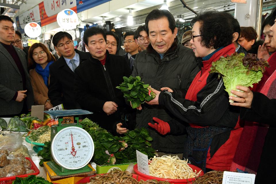 <p>정세균 국무총리가 18일 중랑구 우림골목시장을 방문, 설 맞이 물가를 점검하며 상인과 담소를 나누고 있다. </p>