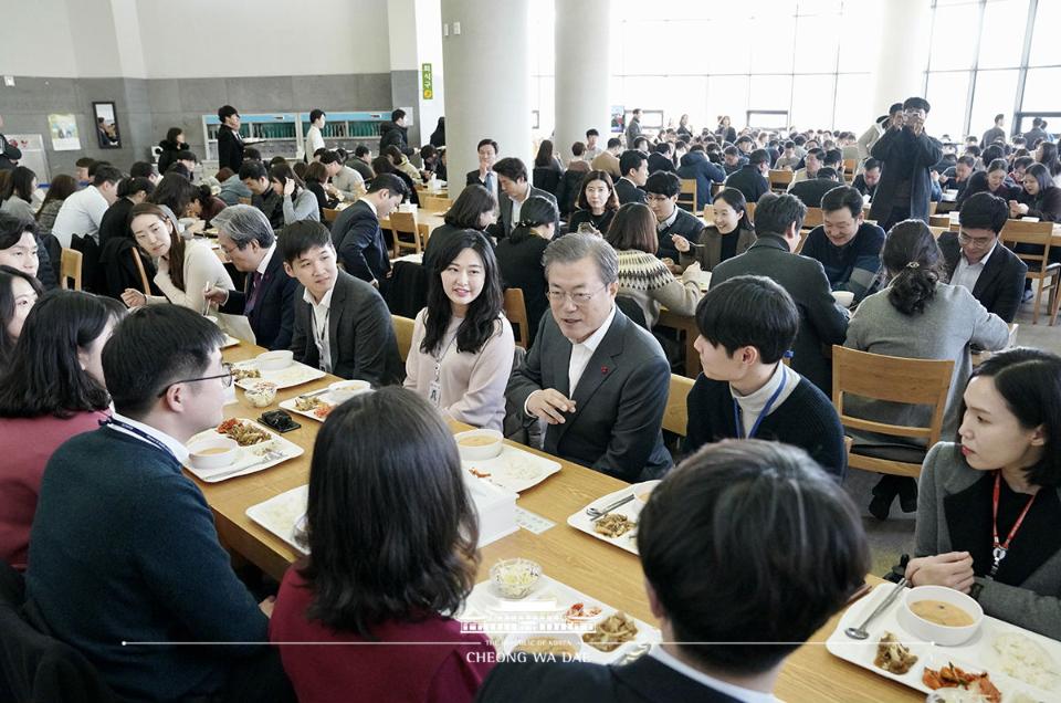 문재인 대통령이 21일 정부세종청사에서 국무회의를 마치고 구내식당에서 신임 공무원들과 점심 식사를 하고 있다.