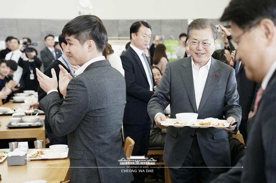 문재인 대통령이 21일 정부세종청사에서 국무회의를 마치고 구내식당에서 신임 공무원들과 점심 식사를 하기 위해 이동하고 있다. 