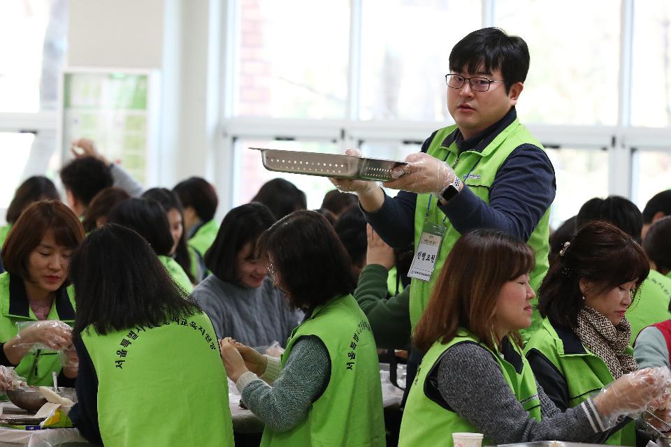 22일 설을 앞두고 강동송파교육지원청 관내 교직원 120여 명이 서울 송파구 잠현초등학교 구내식당에서 강동송파지역복지센터를 통해 인근 어르신들에게 전달 할 사랑의 만두를 빚고 있다. 