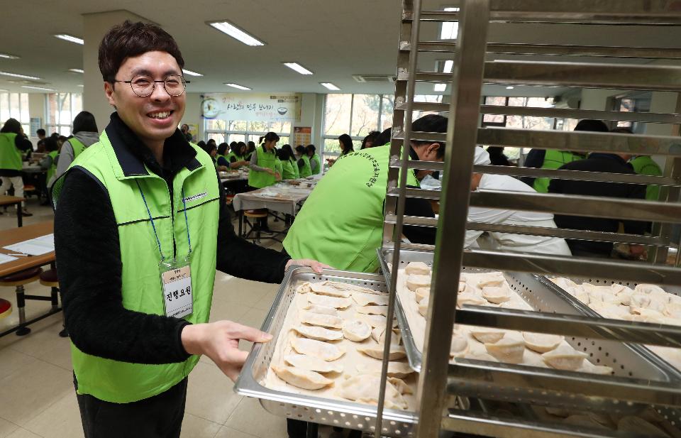 22일 설을 앞두고 강동송파교육지원청 관내 교직원 120여 명이 서울 송파구 잠현초등학교 구내식당에서 강동송파지역복지센터를 통해 인근 어르신들에게 전달 할 사랑의 만두를 빚고 있다. 