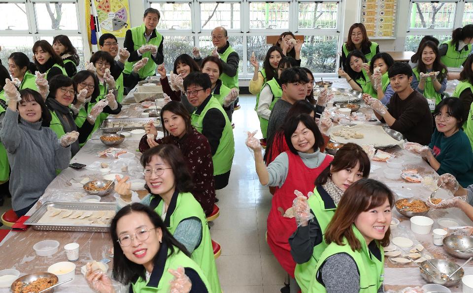 22일 설을 앞두고 강동송파교육지원청 관내 교직원 120여 명이 서울 송파구 잠현초등학교 구내식당에서 강동송파지역복지센터를 통해 인근 어르신들에게 전달 할 사랑의 만두를 빚고 있다. 